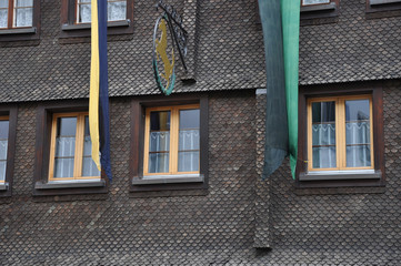 andermatt, striscioni colorati su facciata in scandole
