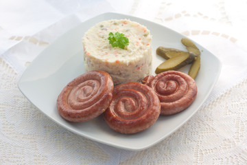 Bratwurstschnecken mit Kartoffelsalat