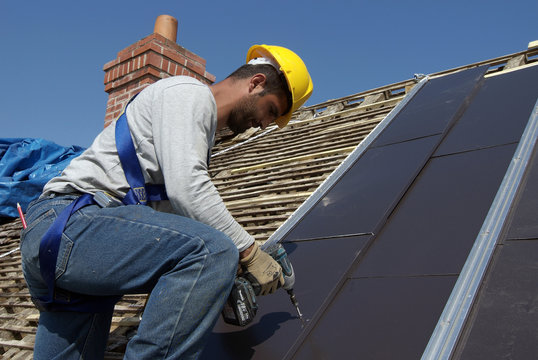 poseur panneaux photovolta&iuml;que
