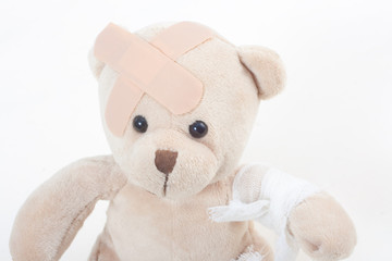 Verletzter und verarzteter Teddybär