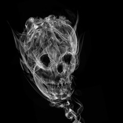 Calavera formada por humo sobre fondo negro
