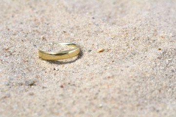 Goldener Ring im Sand