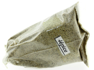 sachet de quatre épices, fond blanc