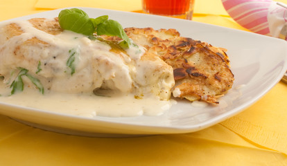 Gefüllte Hühnerbrust mit Kohlrabischnitzelchen