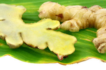 rhizome de gingembre sur feuille