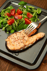 trancio di salmone alla piastra con insalatina