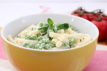 Nudelsalat mit Erbsen