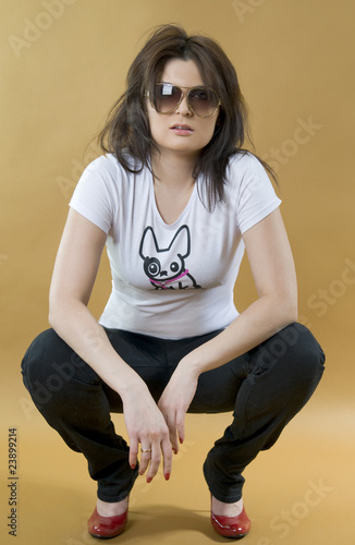 Фотография девушек на корточках Фотография девушек на корточках