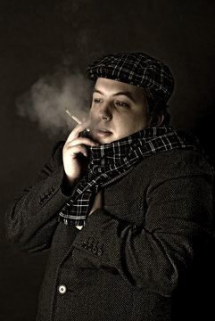 Мужчина курит сигарету (HDR обработка)