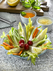 assortiment de légumes au deux sauces