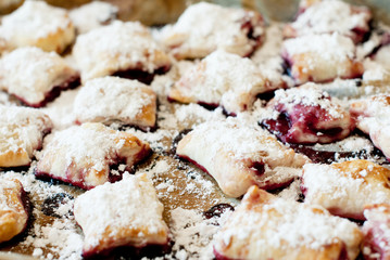 dolci casalinghi con marmellata e zucchero a velo