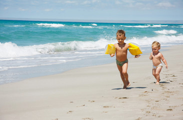 Naklejka premium two kids running on beach