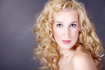 Fototapeta premium Sexy Blonde Frau Gesicht mit Locken Portrait Nahaufnahme