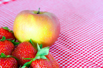 Erdbeeren und Apfel