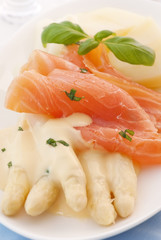 Spargel mit Räucherlachs und Kartoffel