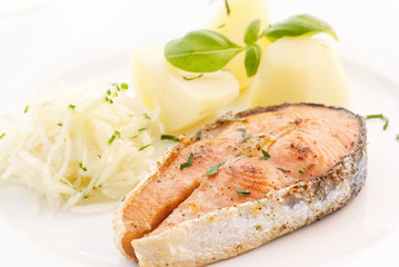 Lachssteak mit Kartoffel und Krautsalat
