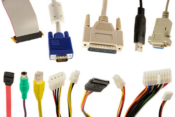 v&aacute;rias fichas de liga&ccedil;&atilde;o e cabos de computador em fundo branco