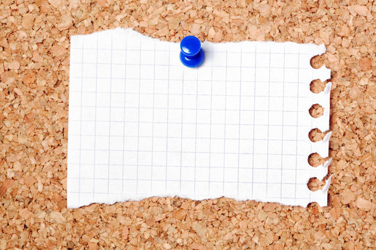 Note d&eacute;chir&eacute;e accroch&eacute;e sur tableau en li&egrave;ge