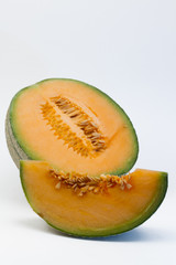 ein viertel und eine halbe Zuckermelone im Hochformat