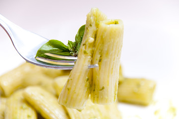 Pasta al pesto con foglie di basilico