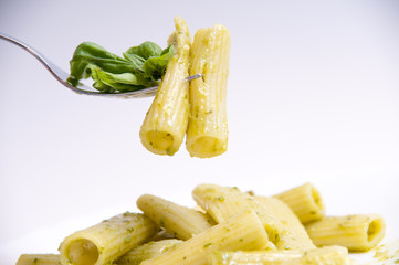 Pasta al pesto con foglie di basilico