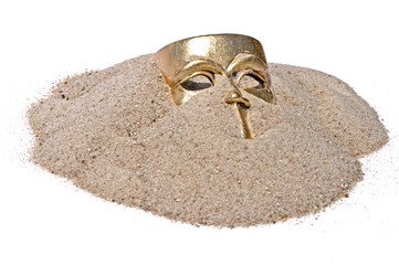 Freisteller : Goldene Maske im Sand