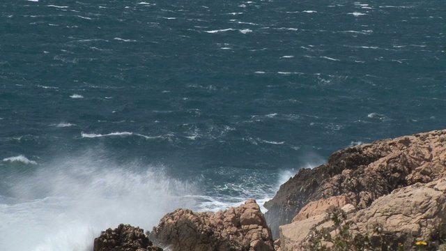 Mer sur les rochers