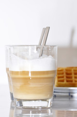Latte Macchiato mit Gebäck
