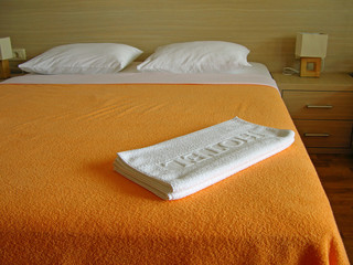 White hotel towels on the bed