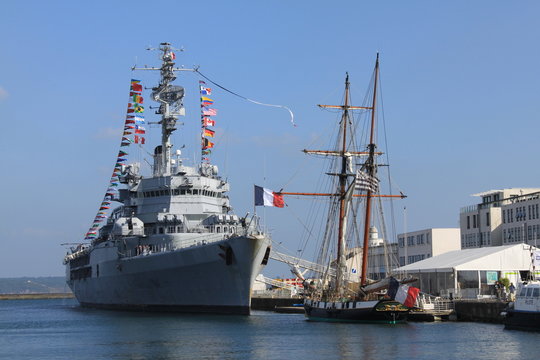 Le porte-h&eacute;licopt&egrave;res "Jeanne d'Arc" &agrave; Brest