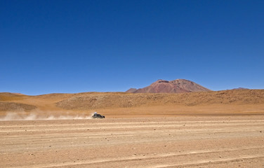 Fototapeta na wymiar Jeep crossing the Bolivian Desert
