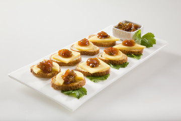 Bagel crisps with chutney and cheese