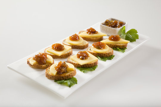 Bagel Crisps With Chutney And Cheese