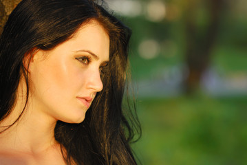 Naklejka premium pretty young lady looking at green copy space