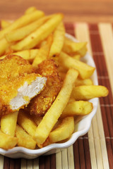 Hähnchennuggets mit Pommes