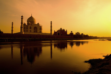 Fototapeta na wymiar Taj Mahal z północnym brzegu Jamuny.