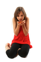 jeune adolescente et les tomates cerise bio