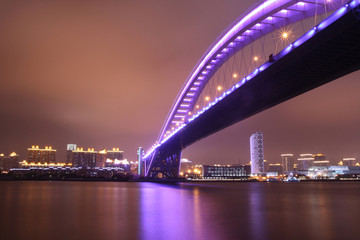 Fototapeta na wymiar Wgląd nocy nowoczesnym mostem