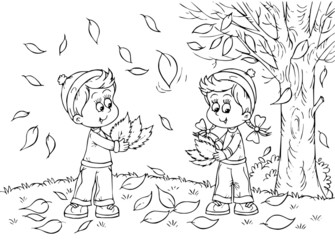 garçon et fille jouent avec des feuilles tombées