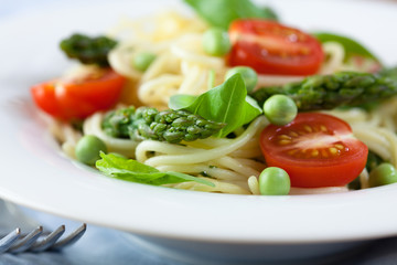 Spaghetti with asparagus and green peas