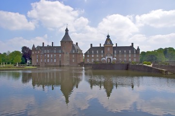 Obraz premium Wasserburg Anholt reflected in water, Isselburg, Germany