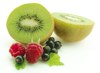 Fototapeta na wymiar kiwi with berries