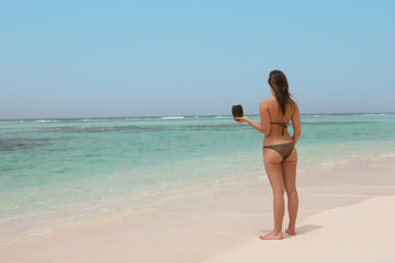 Fototapeta na wymiar beautiful woman in a tropical beach