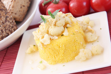 Polenta mit Blumenkohl