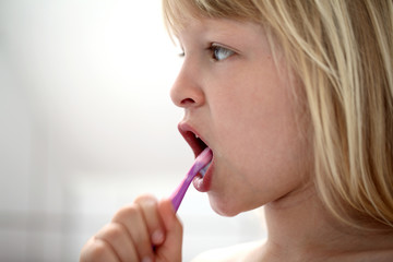 Kind beim Zähne putzen