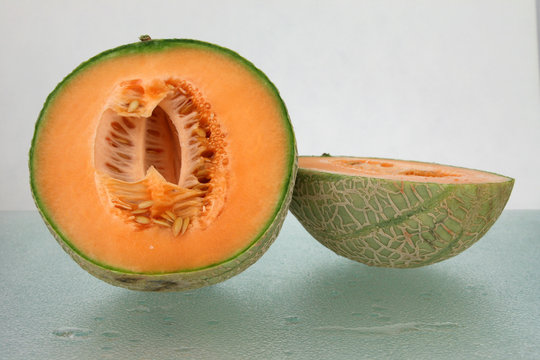 Firsche Zuckermelone halbiert