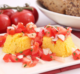 Polenta mit Tomaten