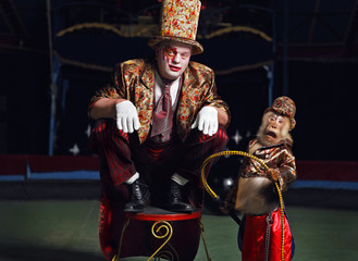 Circus clown with a monkey. - 23961661