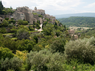 Fototapeta premium Panorama sur le village de Gordes sur la falaise