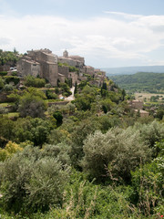 Panorama sur le village de Gordes sur la falaise